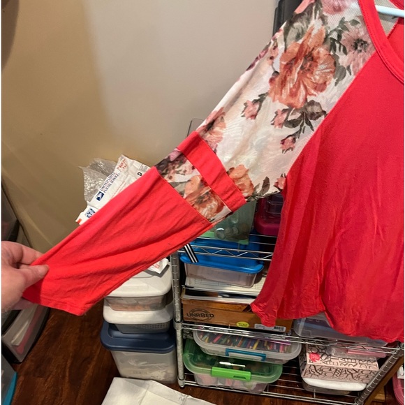 Coral/red 3/4 sleeve T-shirt with/cream and flowers on sleeves - Picture 3 of 4